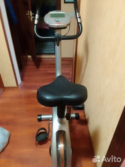 Спортивный тренажер-велосипед