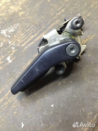 Замок нижнего борта Toyota LC 200