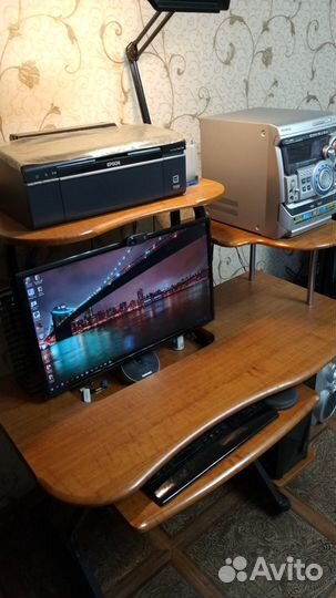 Компьютерный стол на колёсах (Корея)