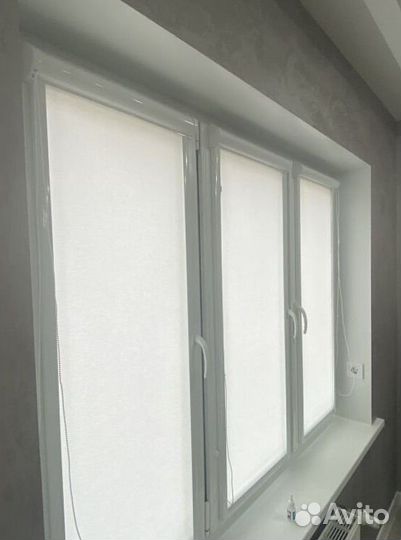 Рулонные шторы в коричневом коробе O1643