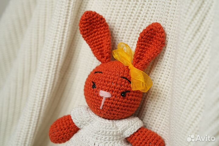 Заяц вязаный, ручная работа