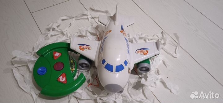 Самолёт с пультом на батарейках