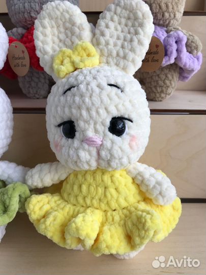 Вязаная игрушка зайка