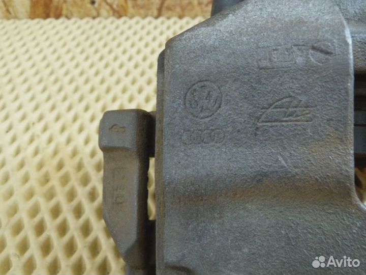 Суппорт передний левый VW Passat B7 2011-2015 (1K0615123E 1K0615125A)