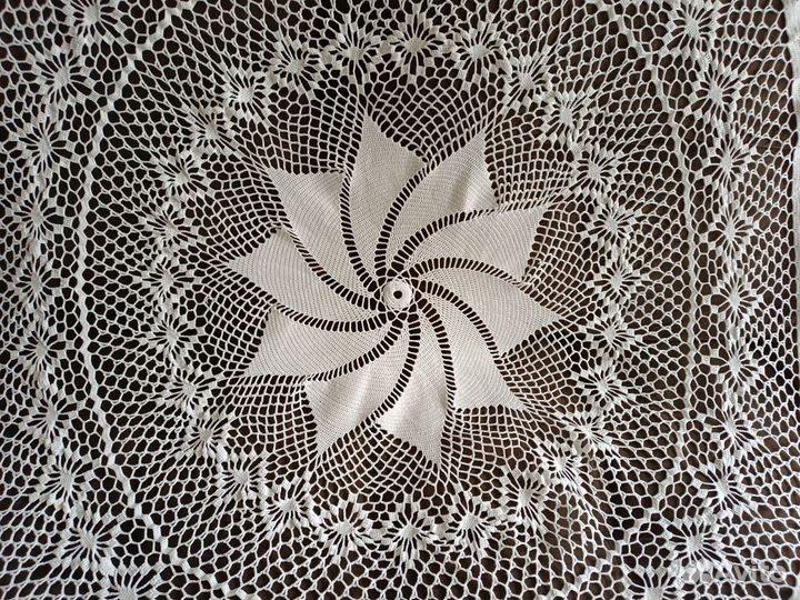 Большая вязаная скатерть