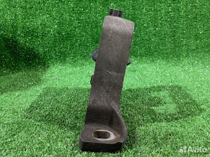 Кронштейн опоры двс правой Mazda 3 BK