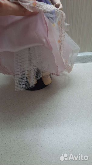 Кукла фарфоровая