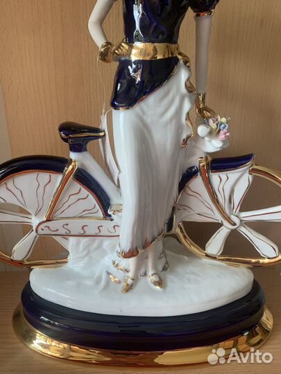 Фарфоровая статуэтка 