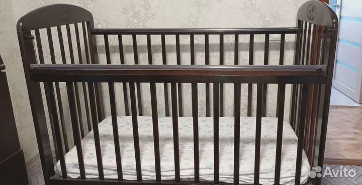 Детская кроватка с маятником