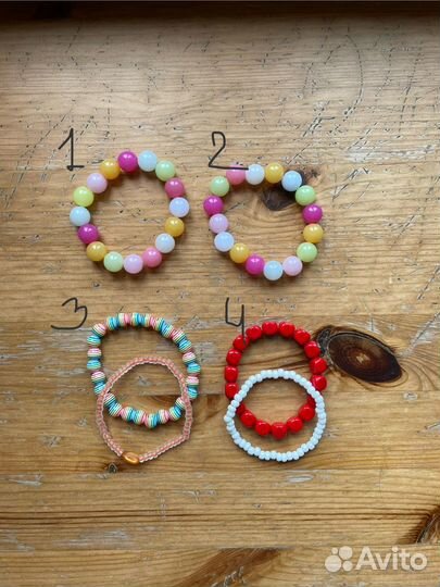 Браслеты из разноцветных бусин на резинке