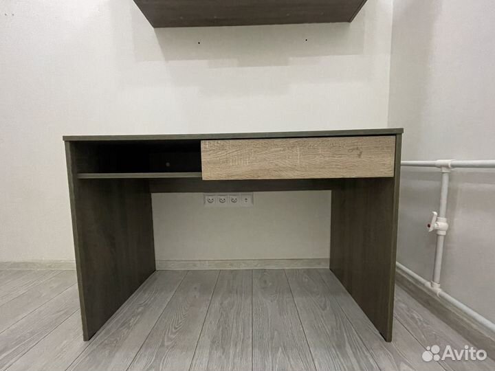 Письменный стол с полкой