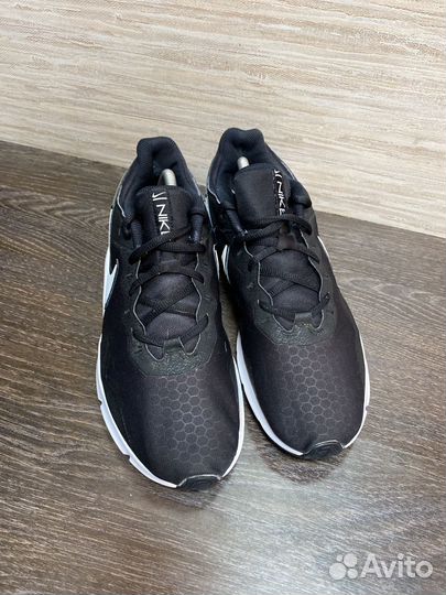 Кроссовки Nike Legend Essential 2 размер 44,5