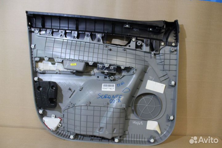 Обшивка двери передняя правая KIA Sorento 2009-202