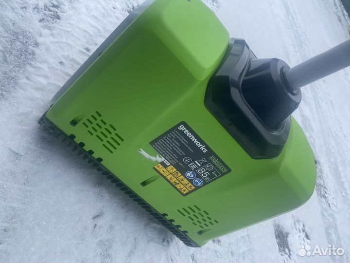 Аккумуляторный снегоуборщик