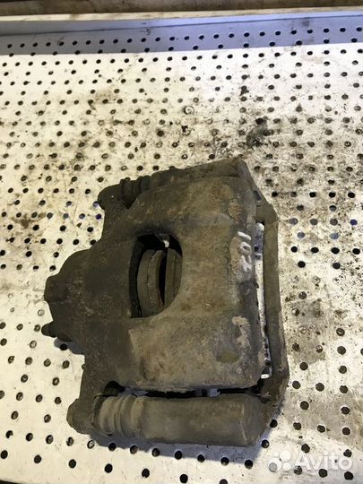 Суппорт тормозной передний левый Peugeot 107