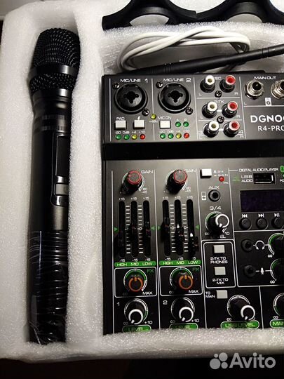 Микшер с двумя встроенными радиомикрофонами