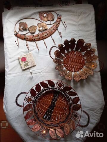 Вешалка и тарелки в одном стиле