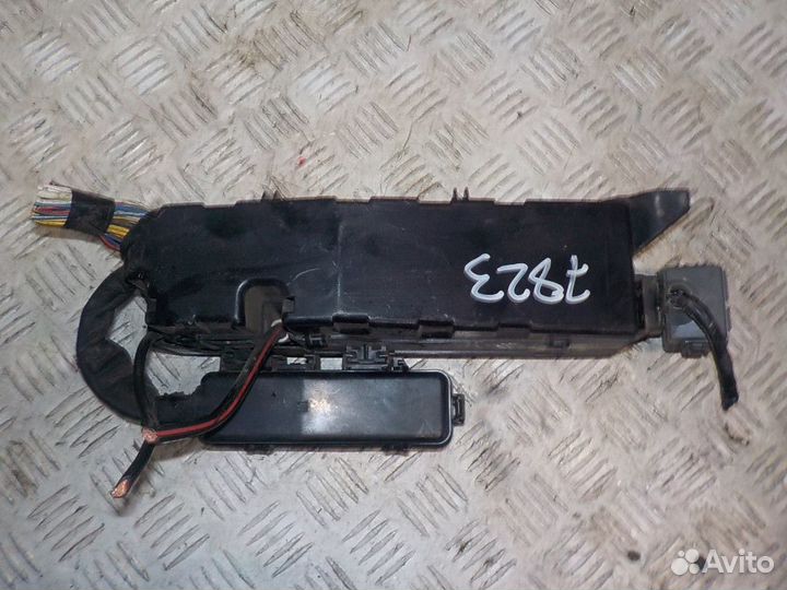 Блок предохранителей под капотом Mazda MPV 2