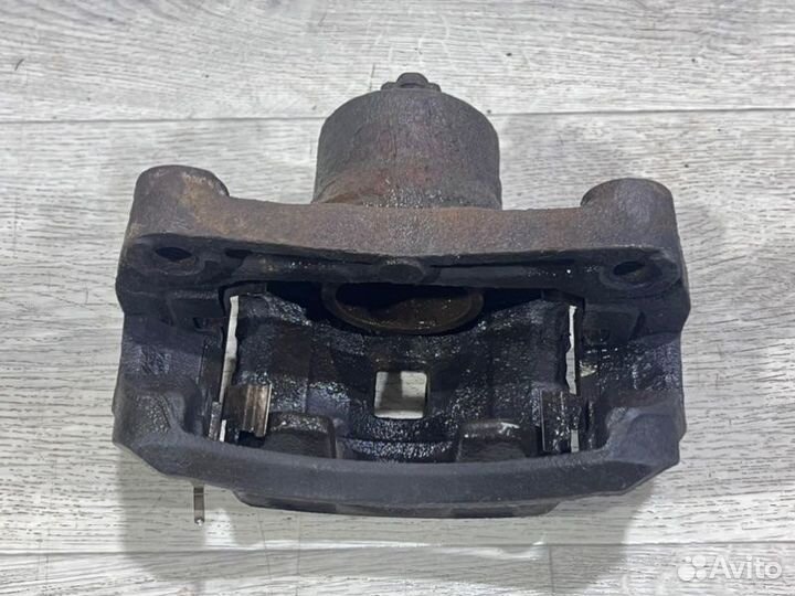 Суппорт тормозной передний левый Nissan Juke HR16