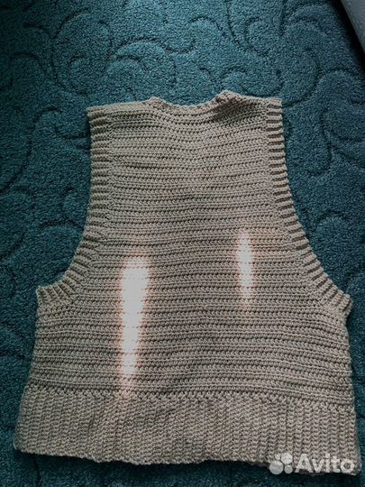 Вязаная жилетка
