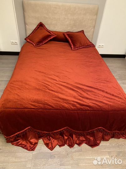 Покрывало и декоративные подушки