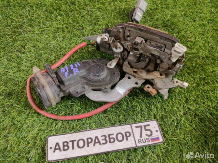 Замок двери передний правый Toyota Carina AT211