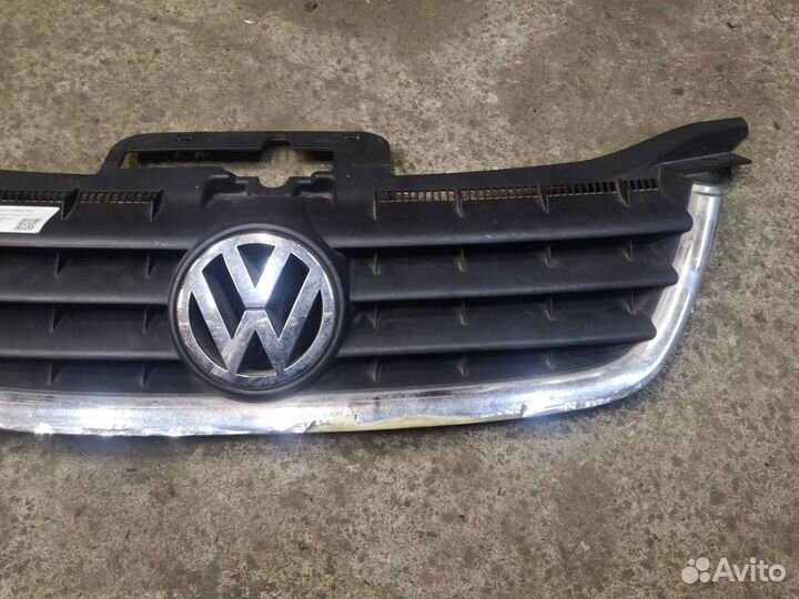 Решетка радиатора Volkswagen Touran 1T0853651