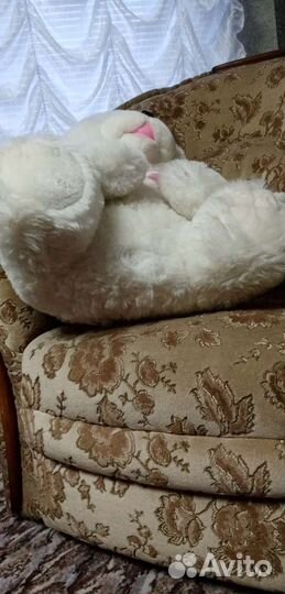 Большой плюшевый медведь