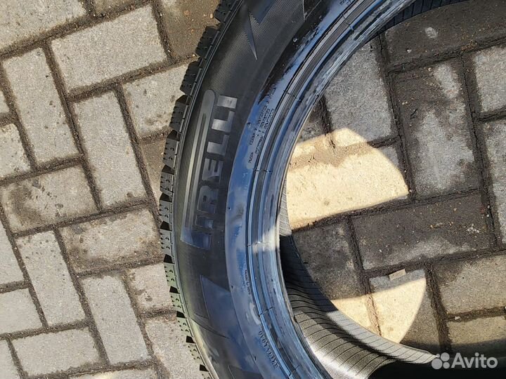 Pirelli Ice Zero 2 235/55 R20