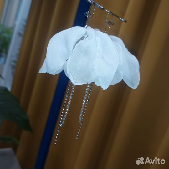 Серьги длинные с шифоновым бантом и стразами