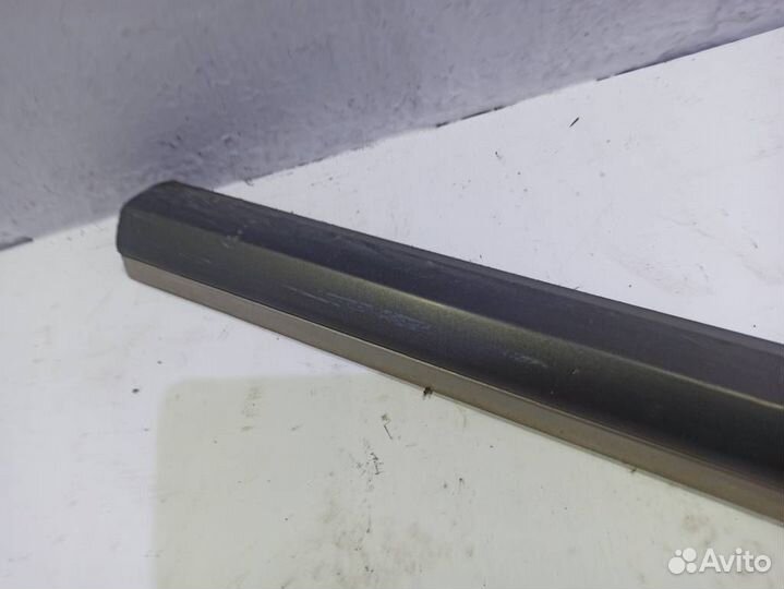 Молдинг двери передней левой