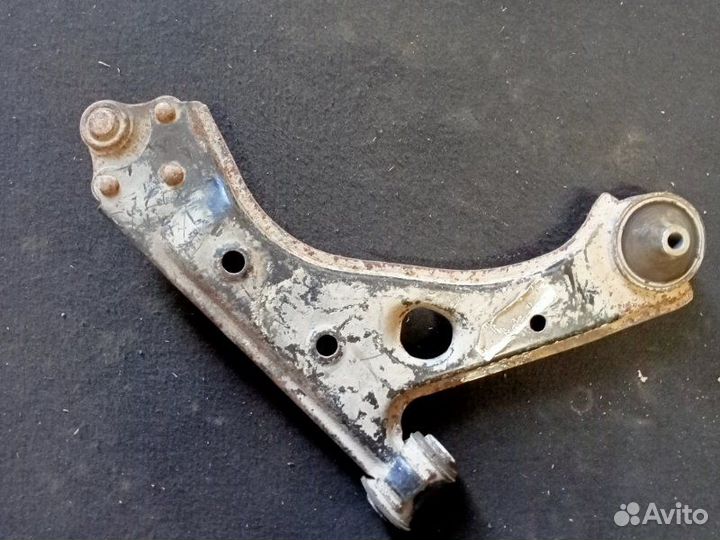 Рычаг подвески передний левый Opel Corsa D 2008