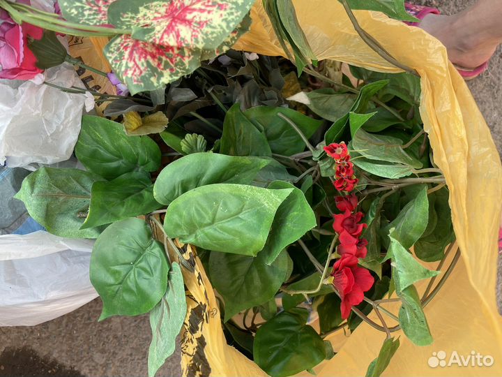 Искусственные цветы, корзины, новогодний декор