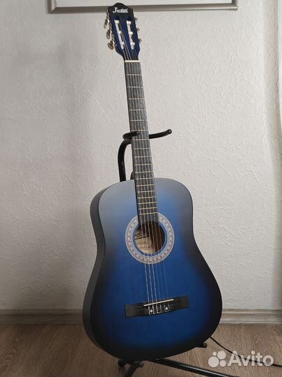 Классическая акустическая гитара