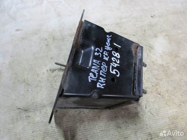 Кронштейн усилителя переднего бампера правый Nissa