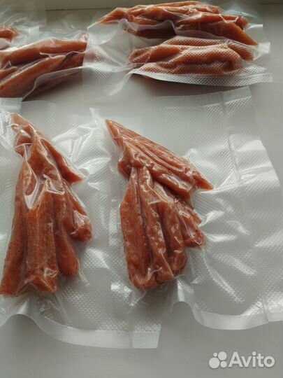 Мясные колбаски, сыровяленые