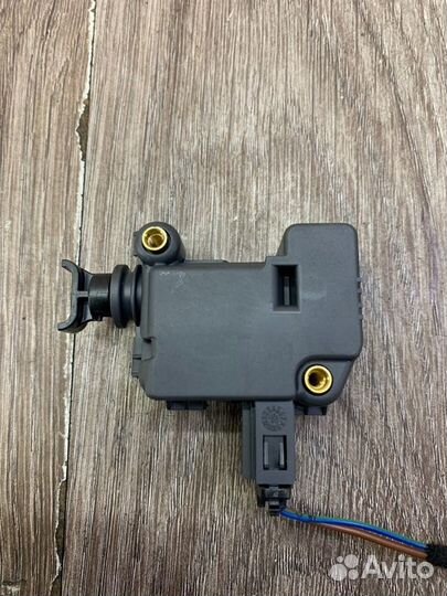 Активатор замка крышки багажника задний Volkswagen