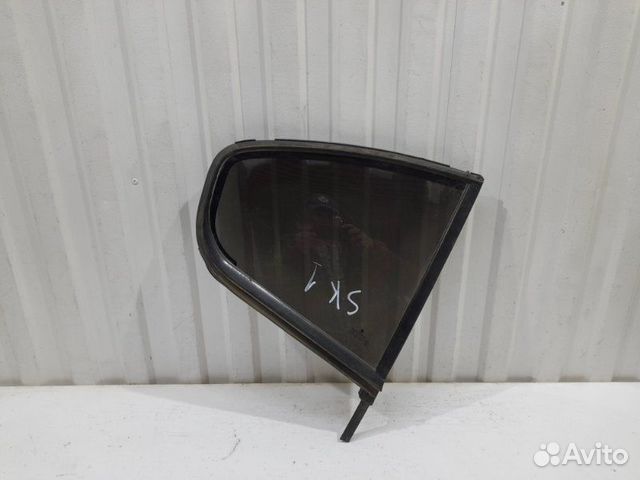 Стекло двери задней правой (форточка) Skoda