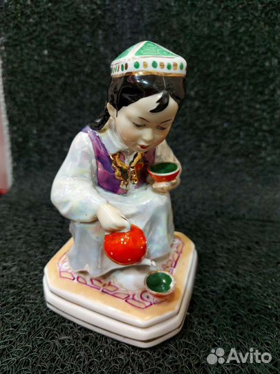 Фарфоровая статуэтка