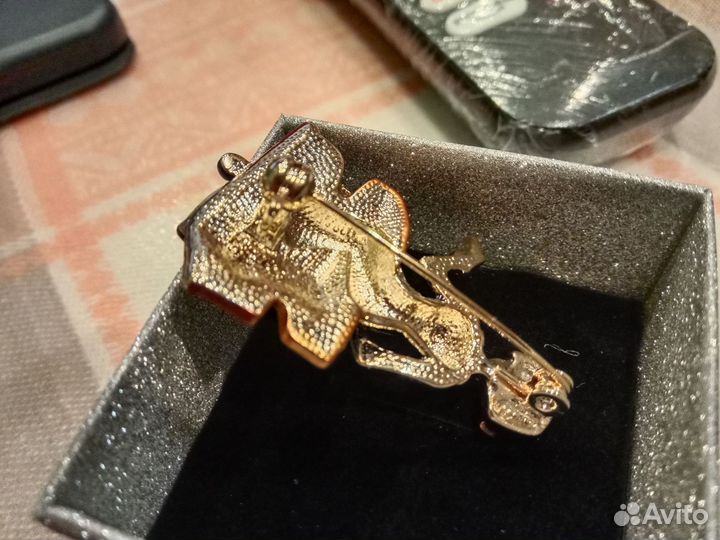 Брошь Учительница с книжками