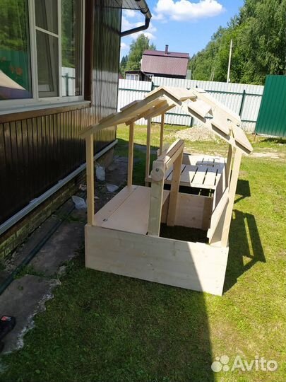 Детская песочница с крышей