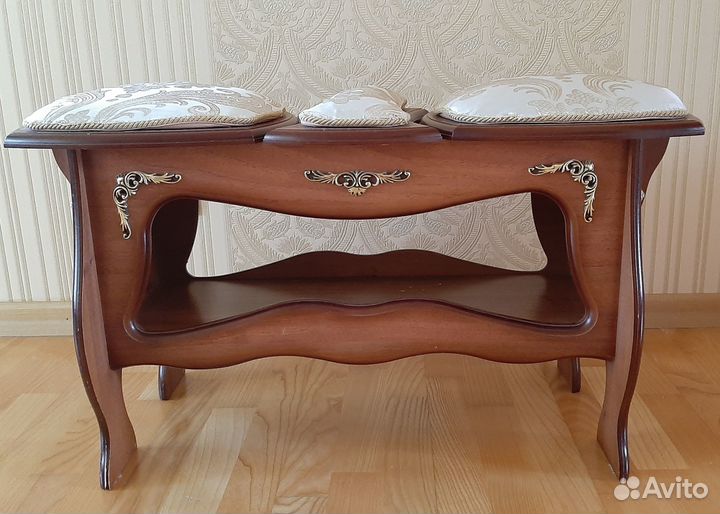 Продам банкетку с мягким сиденьем в прихожую