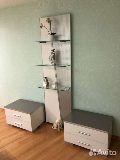 2 Тумбы прикроватные и стойка с полками