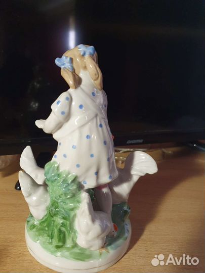 Статуэтка Дулево СССР. Девочка кормит кур. 1963г