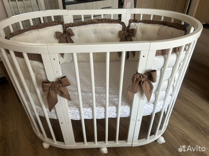 Детская кроватка с маятником белая