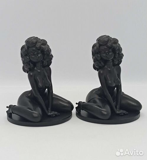 Фигурка девушки черная