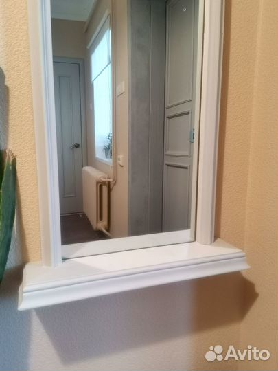 Зеркала и тумбочка