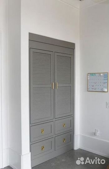 Шкаф с реечными дверями