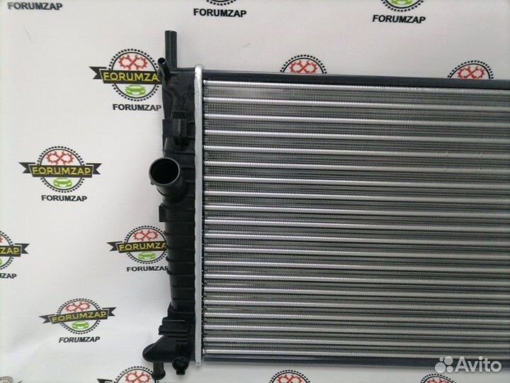 Радиатор охлаждения двигателя Ford Focus 2004-2008
