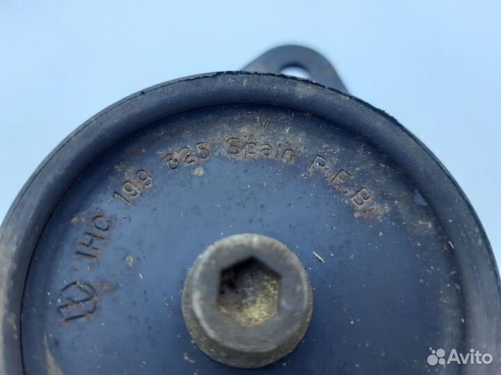 Опора двигателя правая Volkswagen Polo 3 1994-1999